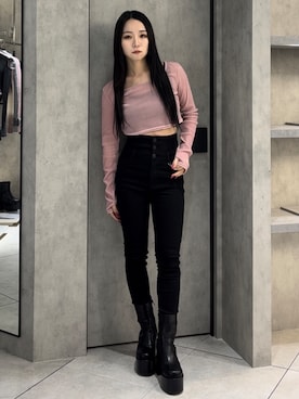 「EMODA（エモダ）のシアーベロアプレートクロップトップ（Tシャツ/カットソー、ピンク系）」を使った、関口優香さん（レディース・155cm）の冬コーディネート