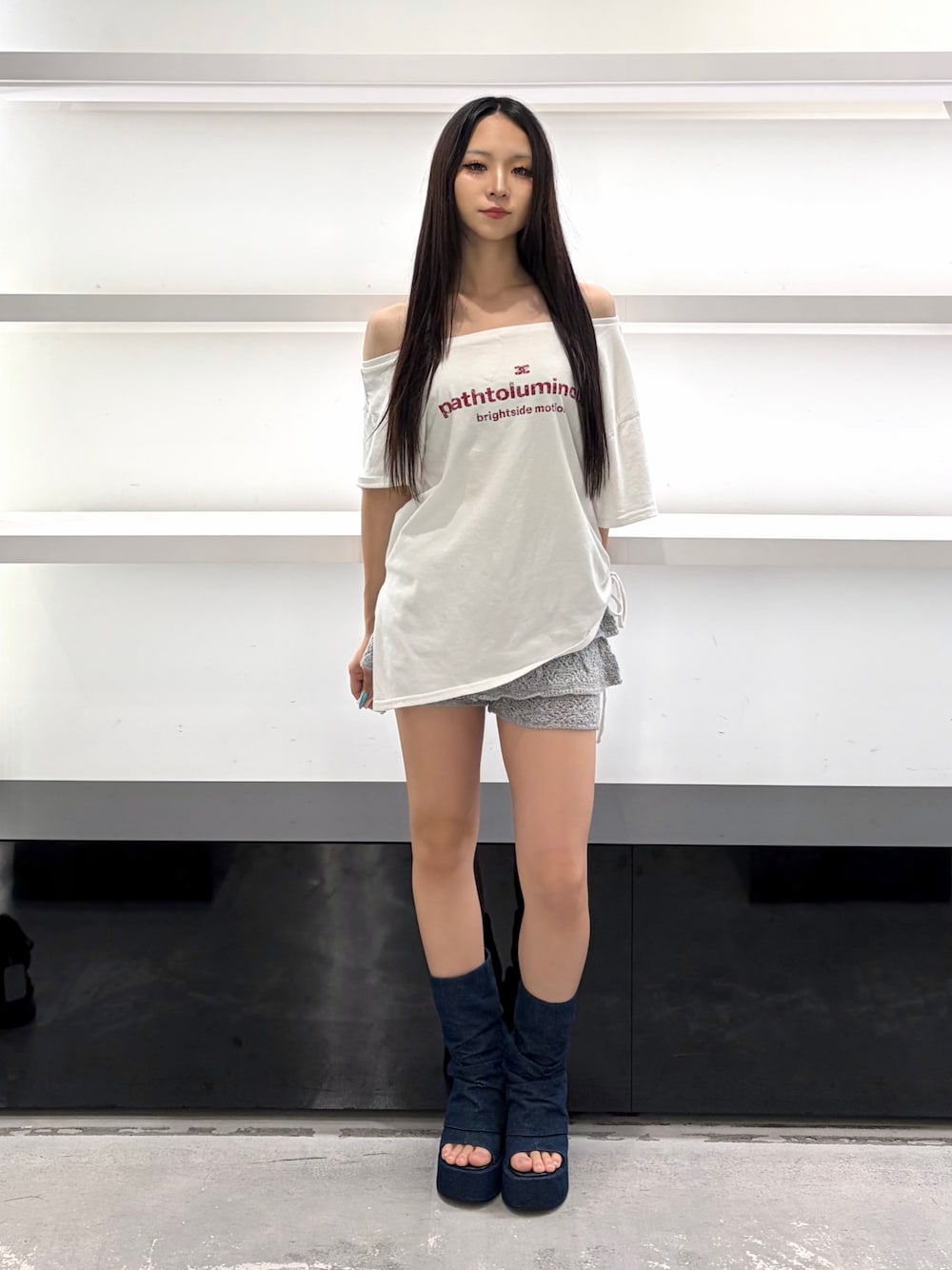 ホワイト系のTシャツ/カットソー、グレー系のスカート、ブルー系のサンダルを着用したレディースの夏コーディネートの1枚目の写真
