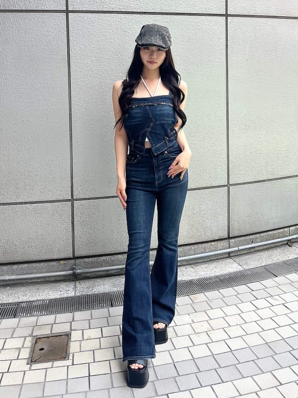 ホワイト系のTシャツ/カットソー、ブルー系のサロペット/オーバーオール、ブラック系のサンダルを着用したレディースの夏コーディネートの1枚目の写真