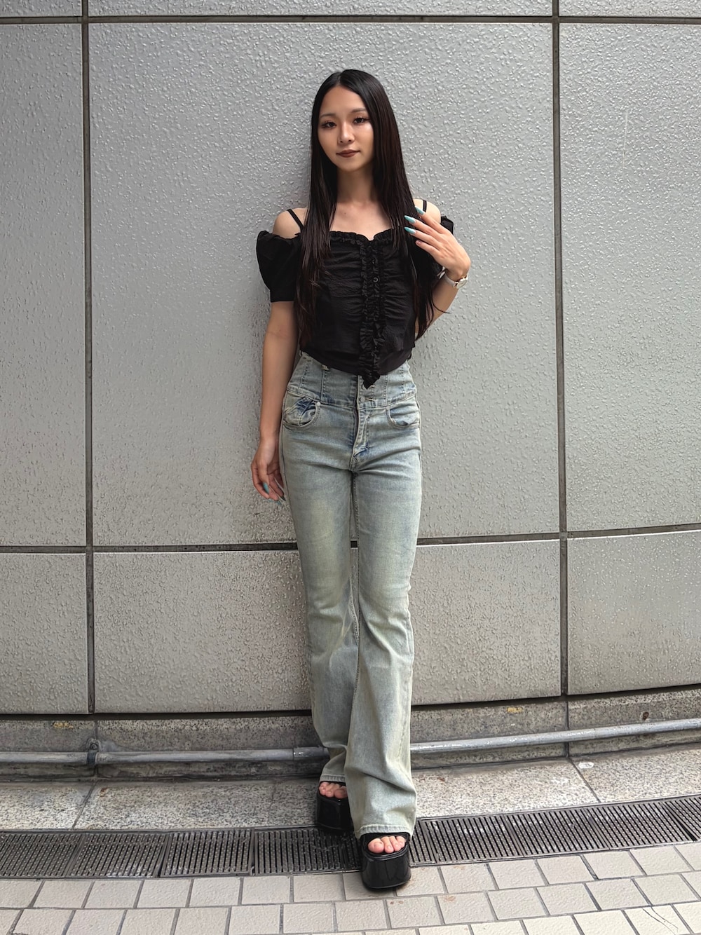 ブラック系のTシャツ/カットソー、ブルー系のデニムパンツ、ブラック系のサンダルを着用したレディースの夏コーディネートの1枚目の写真