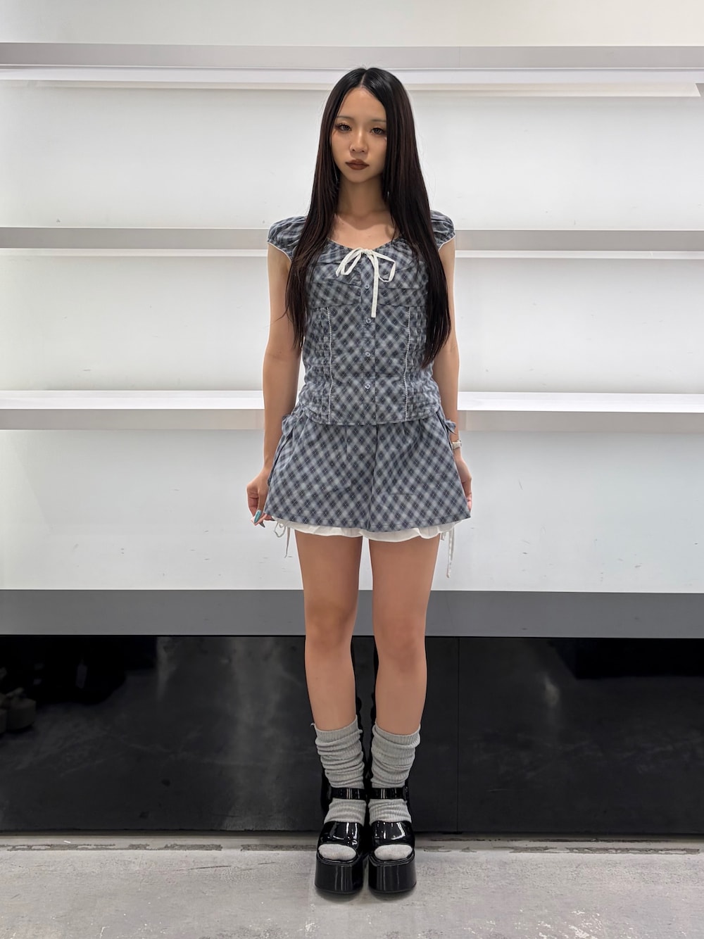 ブルー系のシャツ/ブラウス、ブルー系のスカート、ブラック系のサンダルを着用したレディースの夏コーディネートの1枚目の写真