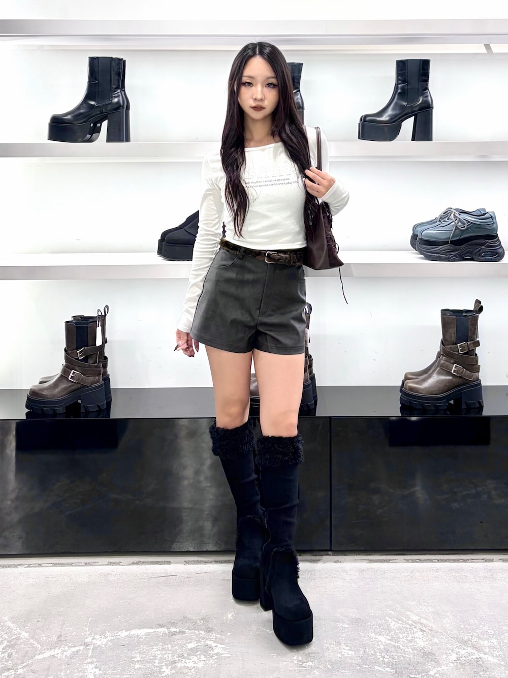 ホワイト系のTシャツ/カットソー、ブラウン系のショルダーバッグ、ブラック系のその他パンツを着用したレディースの秋コーディネートの1枚目の写真
