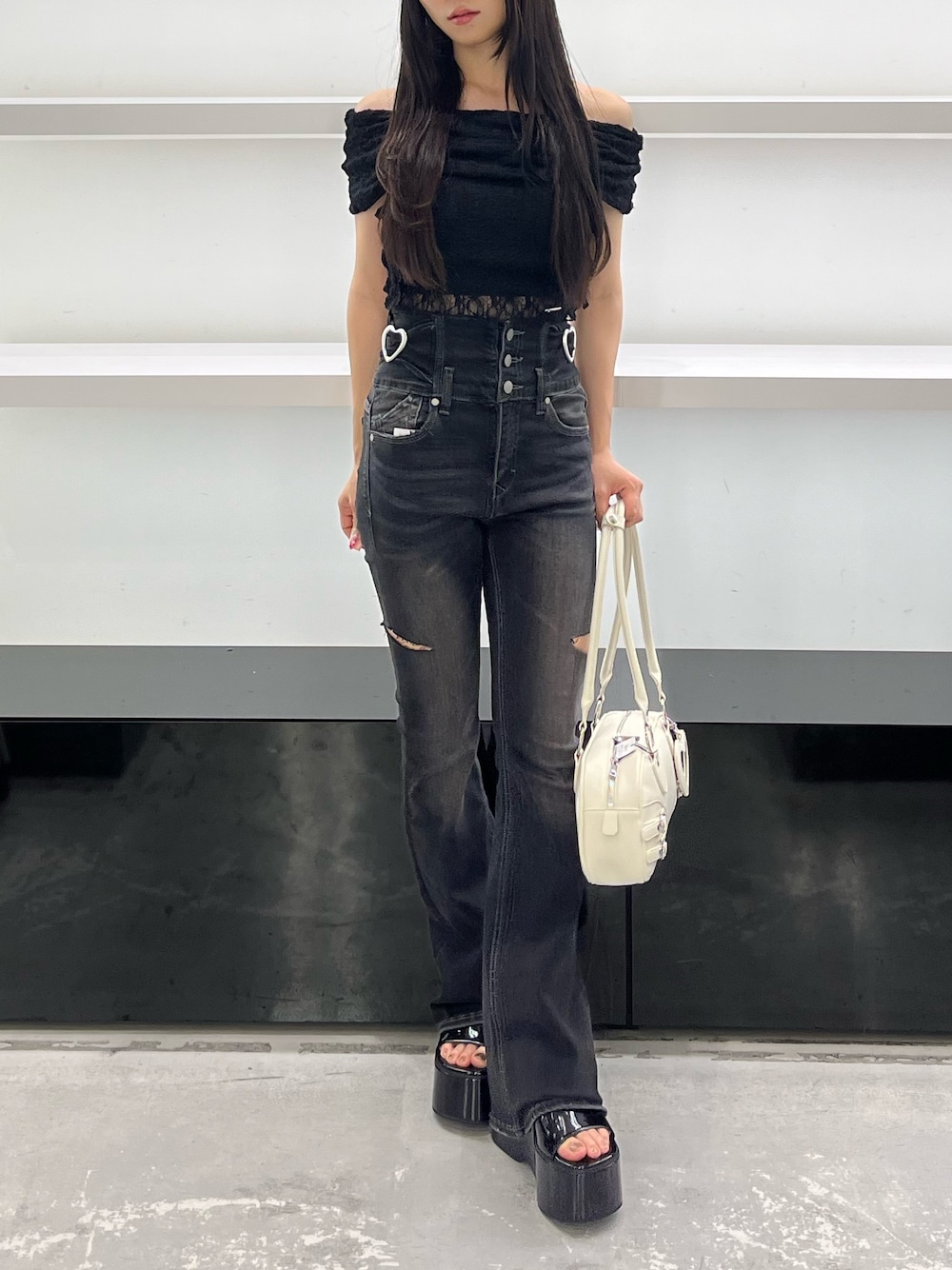 ブラック系のTシャツ/カットソー、ブラック系のデニムパンツ、ホワイト系のハンドバッグを着用したレディースの夏コーディネートの1枚目の写真