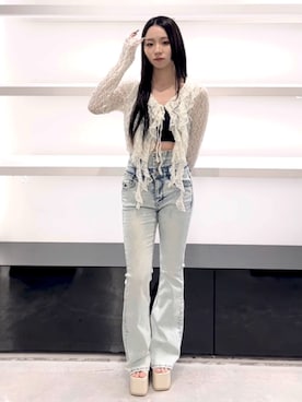 「EMODA（エモダ）のドットラッフルフリルクロップトップ（Tシャツ/カットソー、ホワイト系）」を使った、関口優香さん（レディース・155cm）の春コーディネート