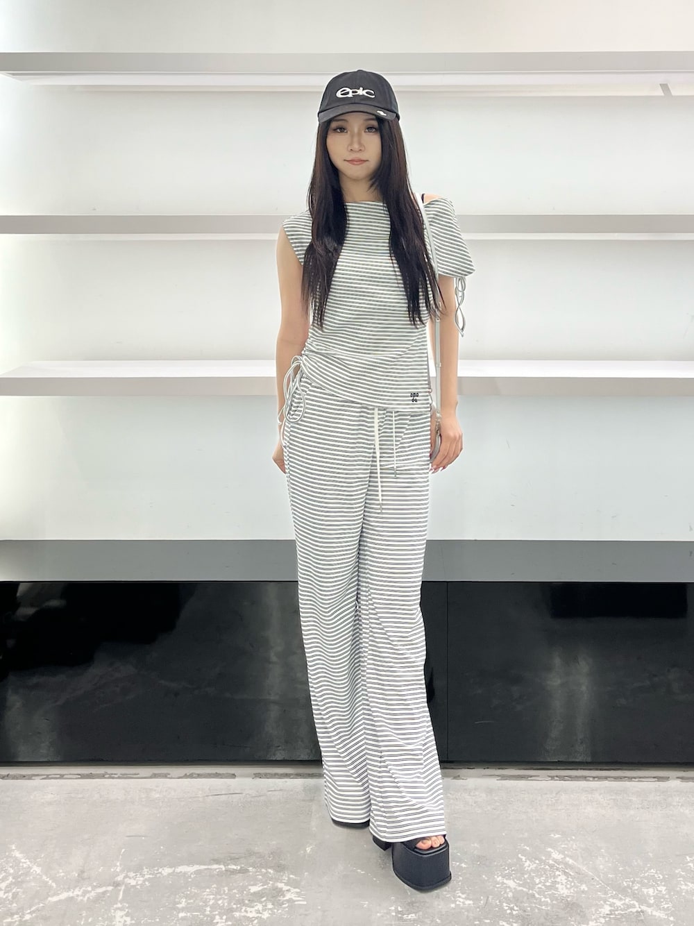 ホワイト系のTシャツ/カットソー、ホワイト系のその他パンツ、シルバー系のショルダーバッグを着用したレディースの夏コーディネートの1枚目の写真