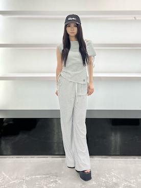 「EMODA（エモダ）のウォッシュロゴキャップ（キャップ、ブラック系）」を使った、関口優香さん（レディース・155cm）の夏コーディネート