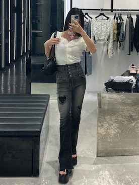 「EMODA（エモダ）のハートダメージハイウエストフレアパギンス（デニムパンツ、ブラック系）」を使った、関口優香さん（レディース・155cm）の春コーディネート
