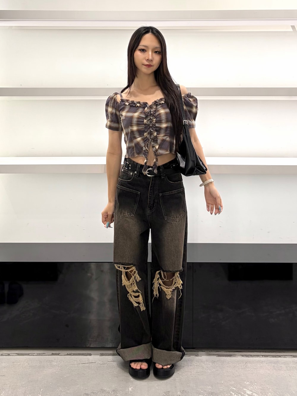 ブラウン系のTシャツ/カットソー、ブラック系のハンドバッグ、ブラック系のデニムパンツを着用したレディースの夏コーディネートの1枚目の写真