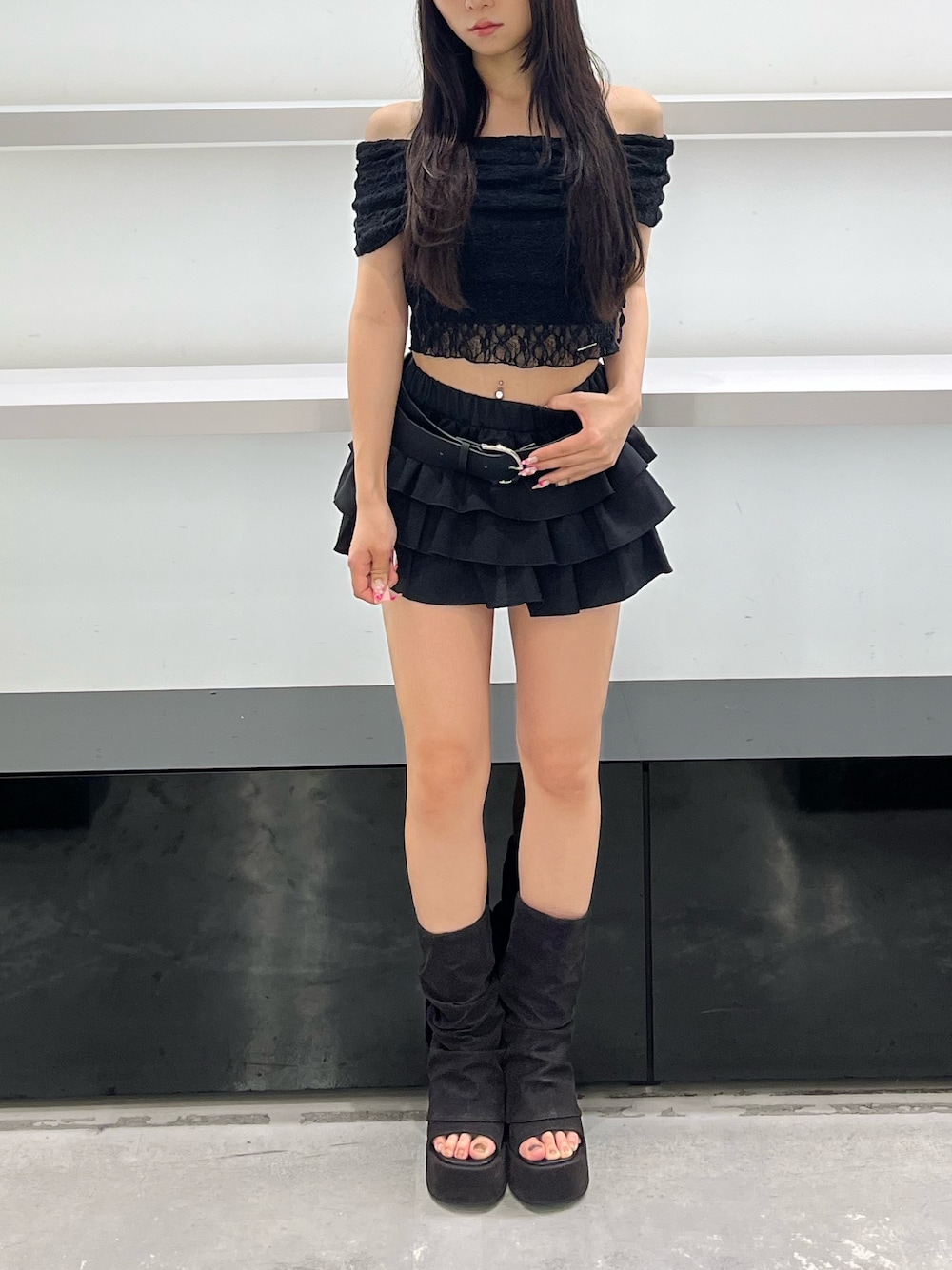 ブラック系のサンダル、ブラック系のスカート、ブラック系のTシャツ/カットソーを着用したレディースの夏コーディネートの1枚目の写真