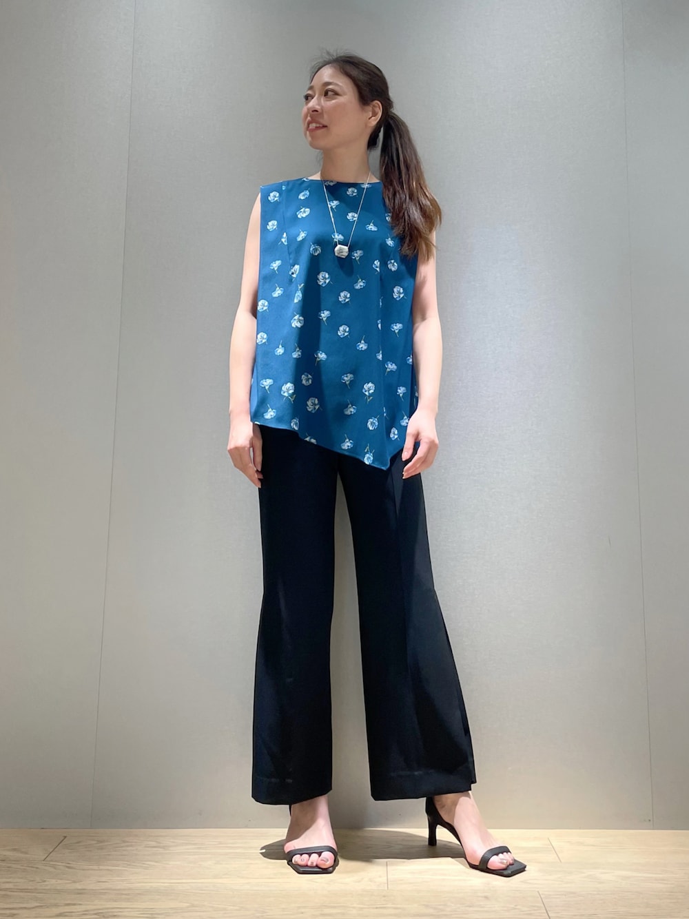 グリーン系のTシャツ/カットソー、ブラック系のその他パンツ、グリーン系のネックレスを着用したレディースの夏コーディネートの1枚目の写真