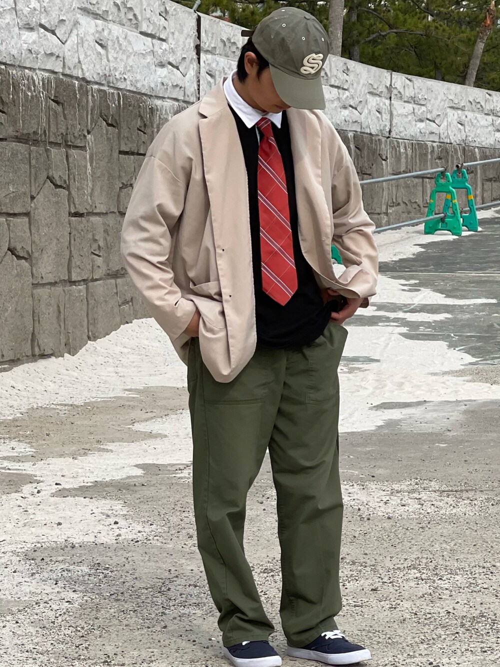 「春服みてみて、お洒落さんとつながりたい、キレイめ、きれいめカジュアル、低身長コーデ、黒、デニムパンツ、黒コーデ、古着、休日コーデ、キャップ、element、バルーンパンツ、ootd、パーカー」｜「古着屋のアイテム（カーゴパンツ、グリーン系）」を使った、Boy C_Tさん（メンズ・172cm）の春コーディネートの1枚目の写真