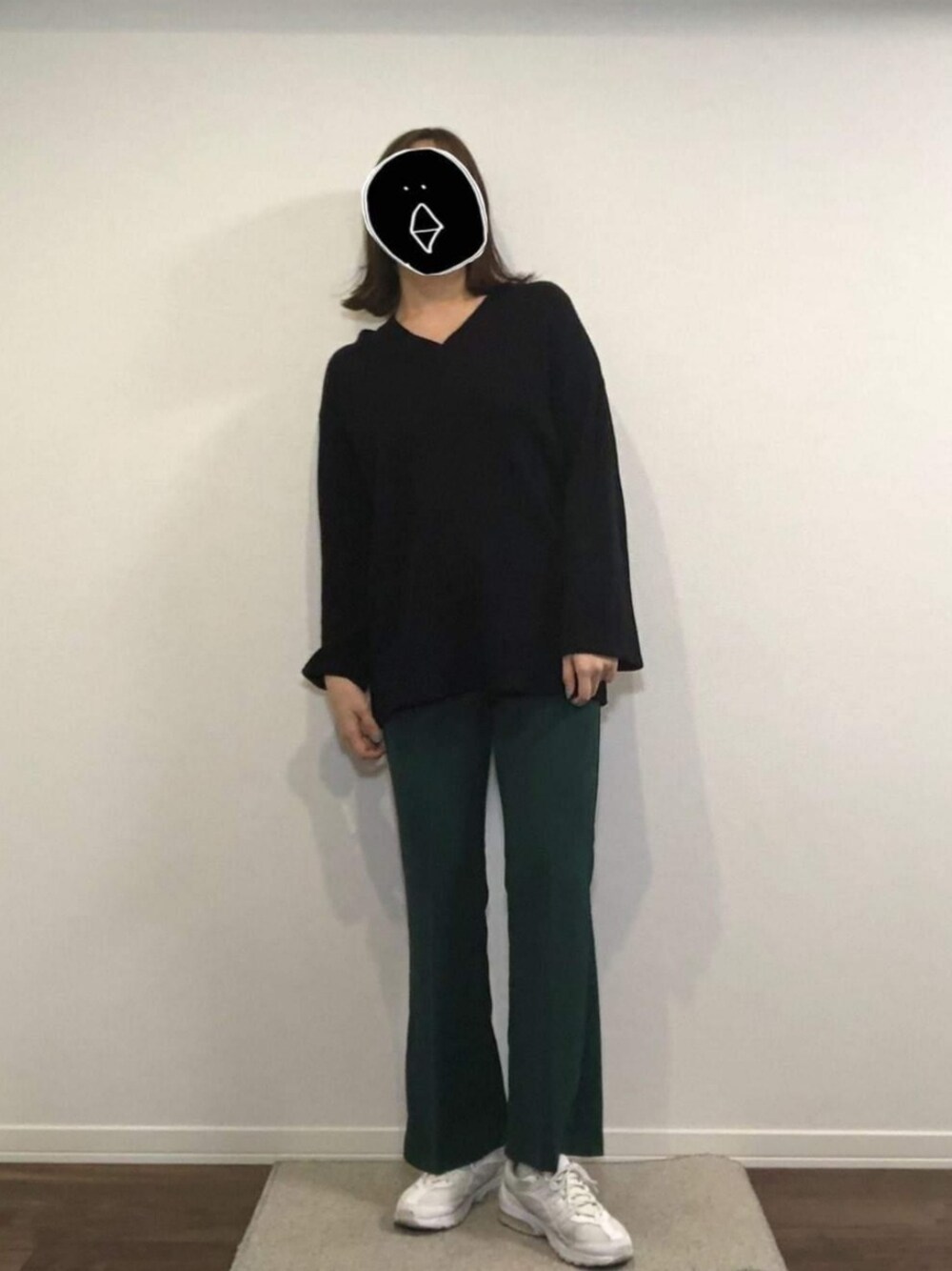 「大人カジュアル、シンプル、プチプラコーデ、着回しコーデ、黒ニット、グリーンパンツ、スニーカー、スニーカーコーデ、冬コーデ」｜「DHOLICのアイテム（ニット/セーター、ブラック系）」を使った、ファーストペンギン。さん（レディース・168cm）の冬コーディネートの1枚目の写真