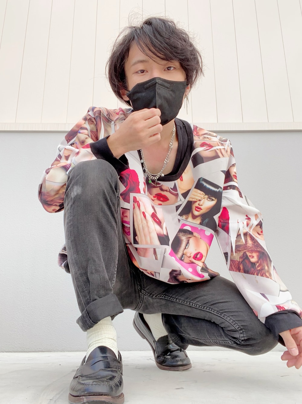 「ローファー、黒、黒スキニー、派手、Tシャツ、柄」｜「Hi-landerのアイテム（ネックレス、シルバー系）」を使った、孕さん（メンズ・165cm）の夏コーディネートの1枚目の写真