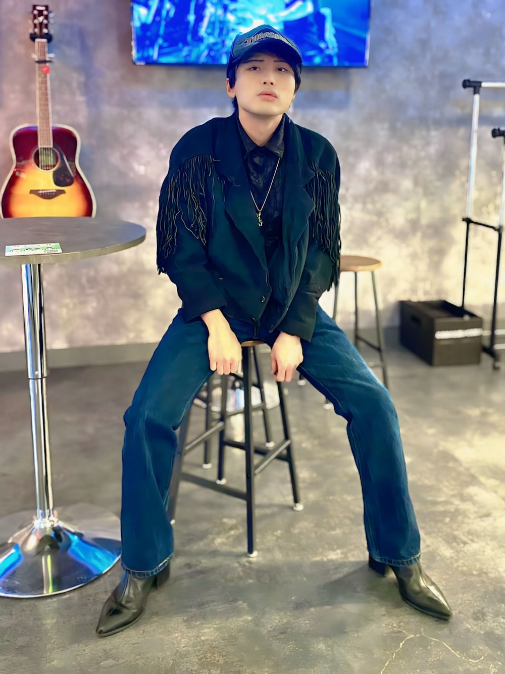 「黒、デニム、セミフレアパンツ、ヒールブーツ、フリンジ、ootd」｜「LAFSのアイテム（ネックレス、シルバー系）」を使った、孕さん（メンズ・165cm）の冬コーディネートの1枚目の写真