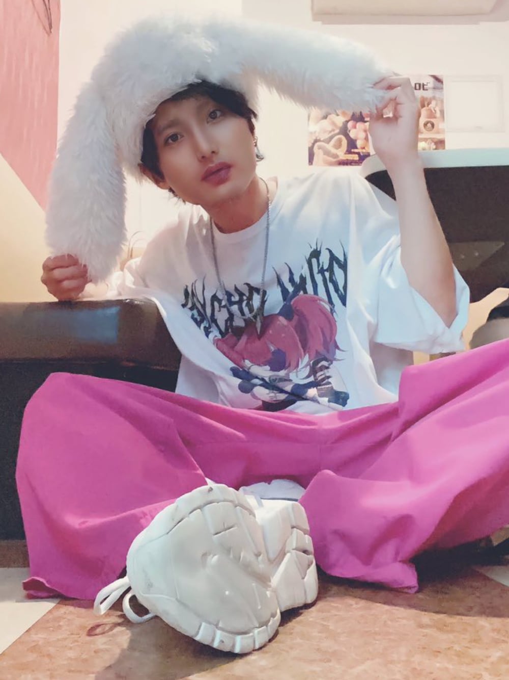 「ニット帽、Tシャツ、白Tシャツ、白、ピンク、白スニーカー、ダッドスニーカー、このスタイルがお気に入り、夏コーデ」｜「Never mind the XU / Chikashitsu+のアイテム（ニットキャップ/ビーニー、ホワイト系）」を使った、孕さん（メンズ・165cm）の夏コーディネートの1枚目の写真
