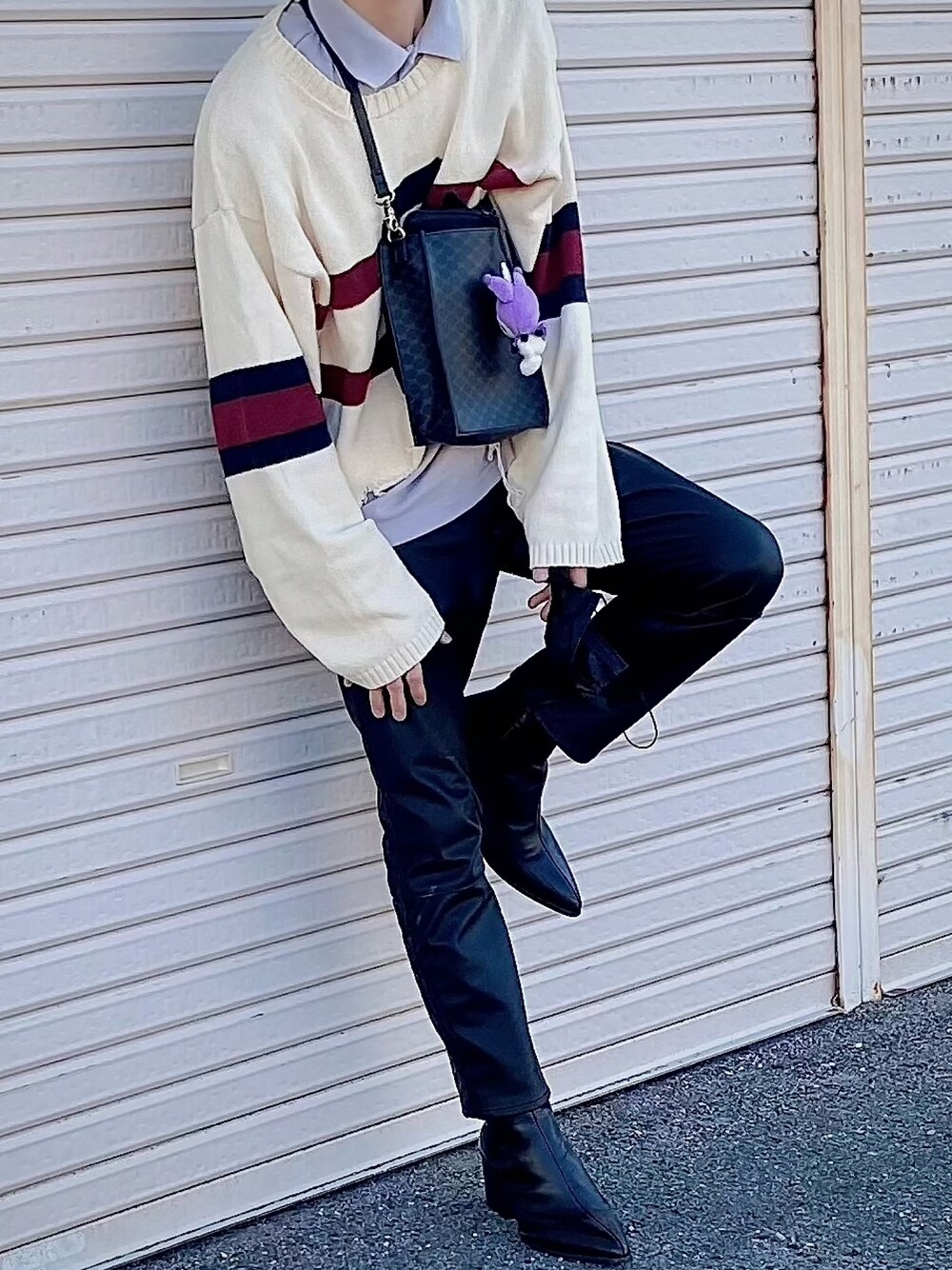 「春コーデ、ニット、ショート丈、カットオフ、レザー、レザーパンツ、ヒールブーツ、TOMMY HILFIGER」｜「TOMMY HILFIGERのアイテム（ニット/セーター、ホワイト系）」を使った、孕さん（メンズ・165cm）の春コーディネートの1枚目の写真