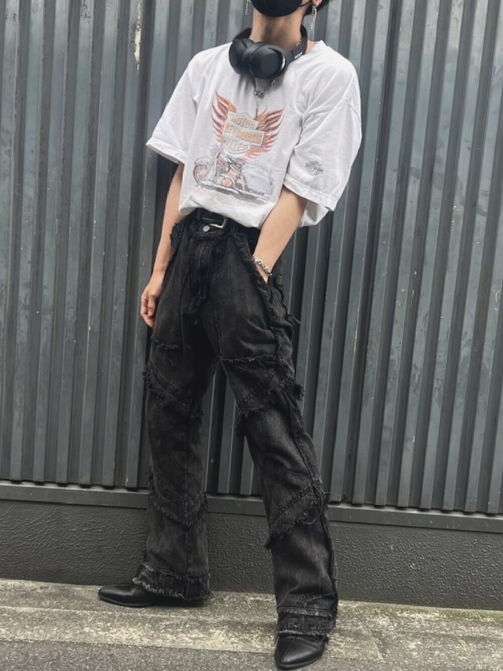 「Tシャツ、HARLEY-DAVIDSON、ヒールブーツ、ootd、白Tシャツ、ブラック、夏コーデ、モード」｜「SONYのアイテム（ヘッドフォン/イヤホン、ブラック系）」を使った、孕さん（メンズ・165cm）の夏コーディネートの1枚目の写真