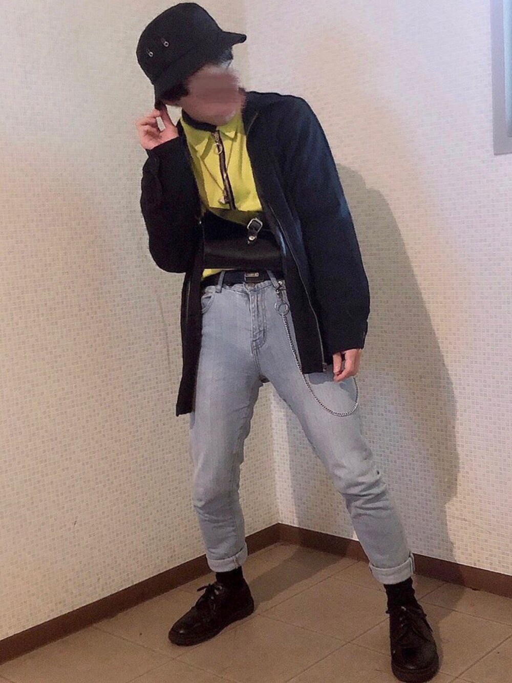 「デニムパンツ、スキニーデニム、デニム、蛍光カラー、バケットハット、タックイン、ショルダーバッグ」｜「WEGOのWEGO/ストレッチデニムスーパースキニーパンツ（デニムパンツ、ブルー系）」を使った、孕さん（メンズ・165cm）の夏コーディネートの1枚目の写真