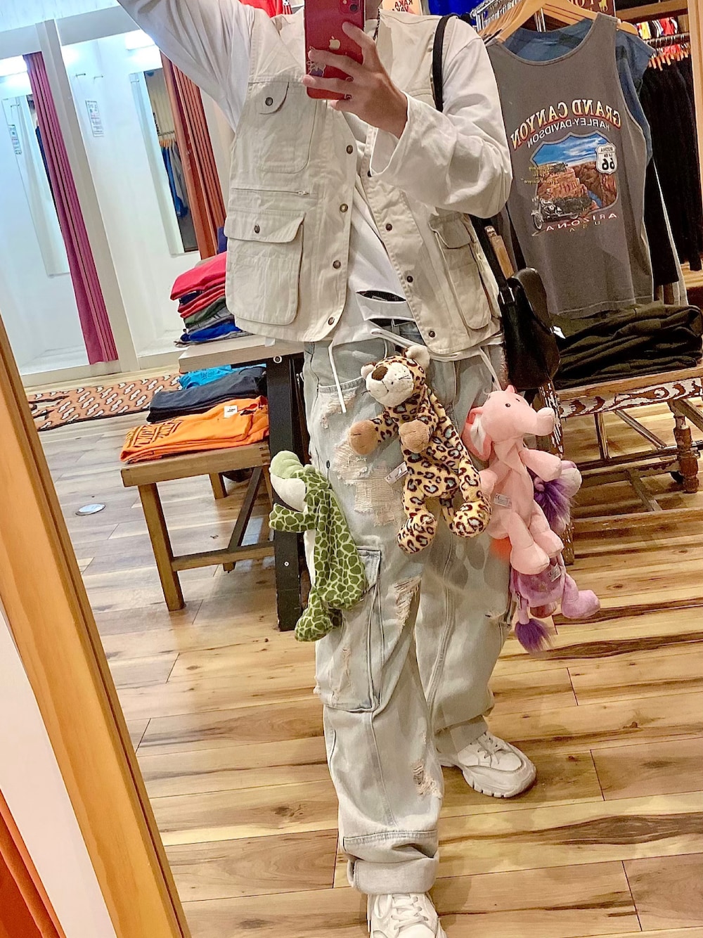 「秋冬コーデ、ベージュ、デニム、デニムパンツ、nici、ダメージデニムパンツ、y2k」｜「niciのアイテム（ポーチ、イエロー系）」を使った、孕さん（メンズ・165cm）の秋コーディネートの1枚目の写真