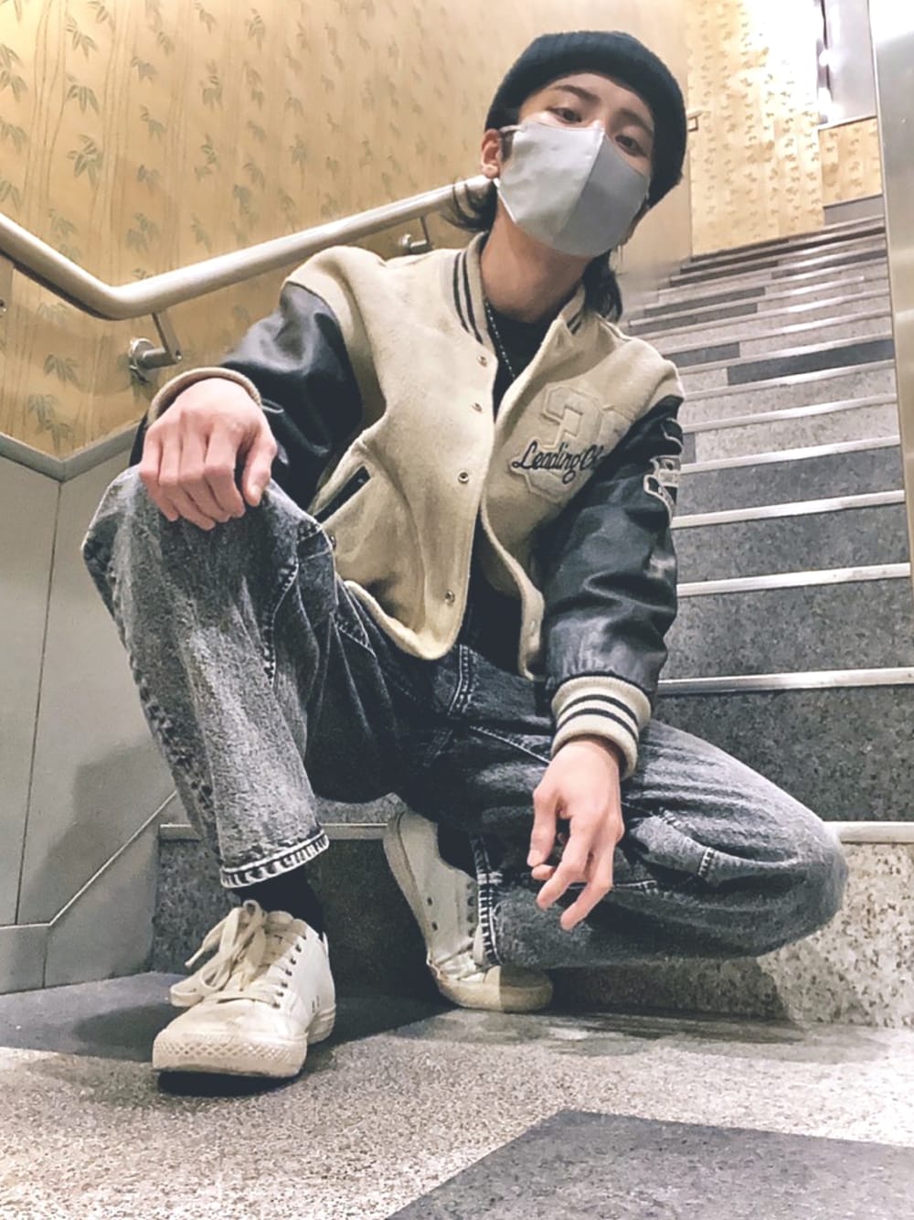 「スタジャン、ニット、ニット帽、スニーカー、ootd、デニムパンツ」｜「Levi'sのアイテム（スニーカー、ホワイト系）」を使った、孕さん（メンズ・165cm）の冬コーディネートの1枚目の写真