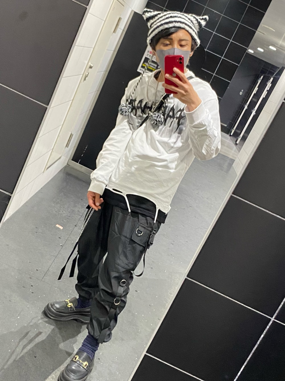 「猫耳、ニット帽、カーゴパンツ、白黒、革靴、サブカル」｜「LAFSのアイテム（パンツ、ブラック系）」を使った、孕さん（メンズ・165cm）の春コーディネートの1枚目の写真