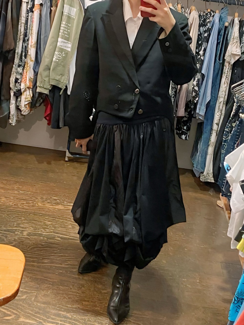 「モードストリート、モード系、フロックコート、黒、スカート、メンズスカート、ヒールブーツ」｜「UNIQLOのプレミアムリネンシャツ（長袖）（シャツ/ブラウス、ホワイト系）」を使った、孕さん（メンズ・165cm）の春コーディネートの1枚目の写真