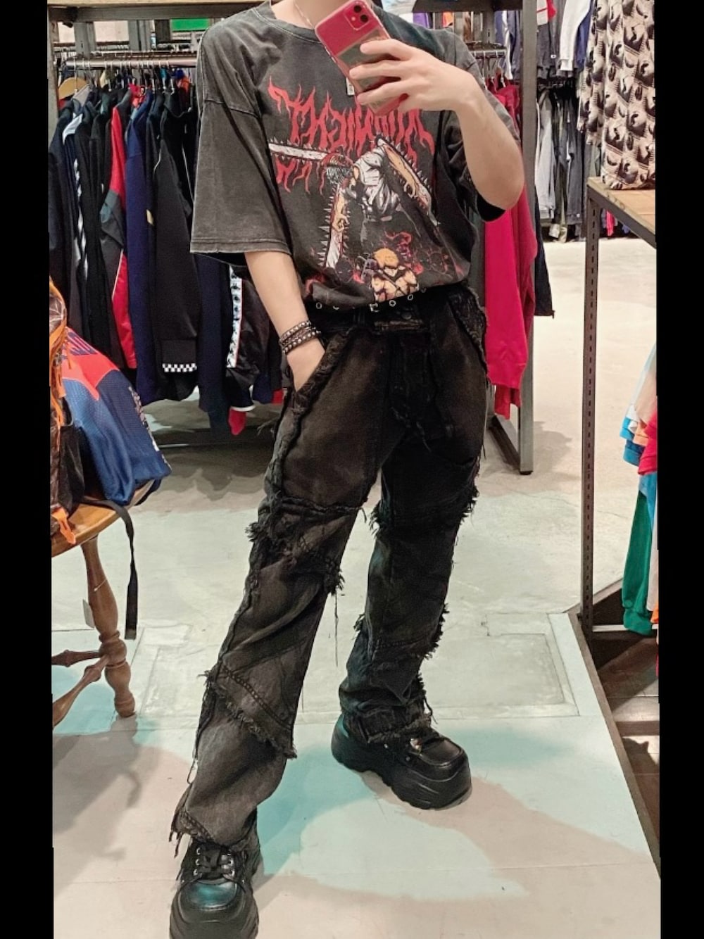 「プリントT、オールブラック、夏コーデ、黒、厚底シューズ」｜「First Labelのアイテム（Tシャツ/カットソー、ブラック系）」を使った、孕さん（メンズ・165cm）の夏コーディネートの1枚目の写真