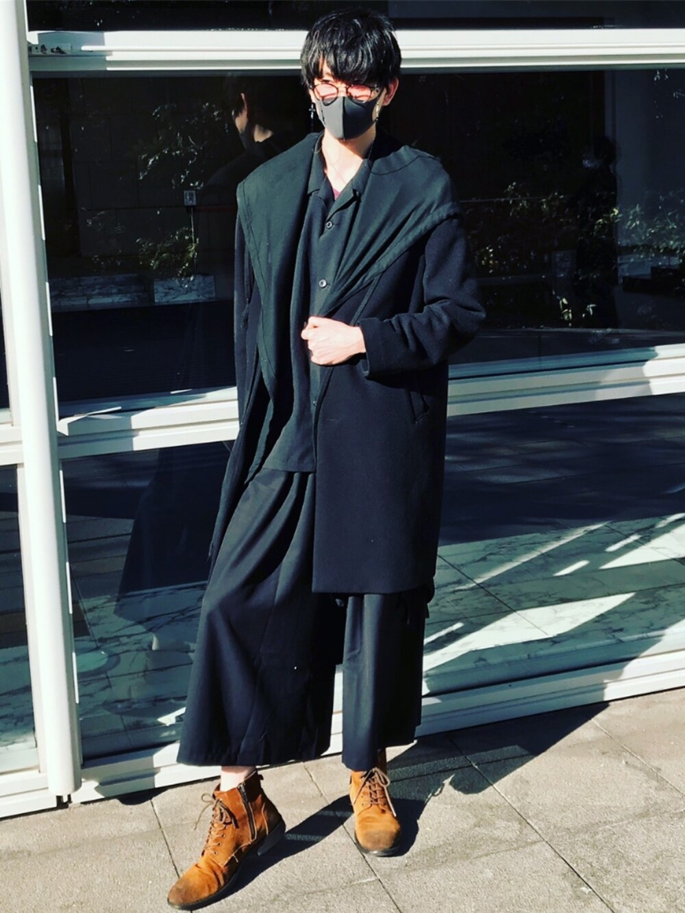 チェスターコート（ブラック系）を使った「モード系」の人気