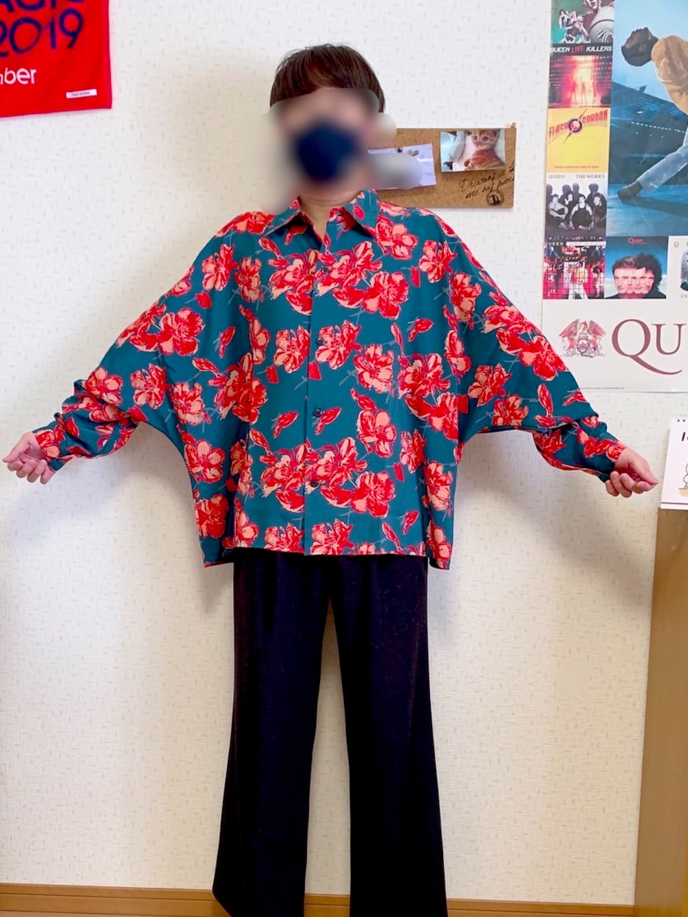 「休日スタイル、大人コーデ、キレイめ、おしゃれさんと繋がりたい、プチプラ、ワイドパンツ、シャツ、シャツスタイル、ハレ(HARE)、HARE、はながらシャツ、花柄、ドルマン、ドルマンシャツ、ムササビ」｜「HAREのワイドフレアパンツ(HARE)（スラックス、ブラック系）」を使った、WEARやるおさん（メンズ・171cm）の冬コーディネートの1枚目の写真