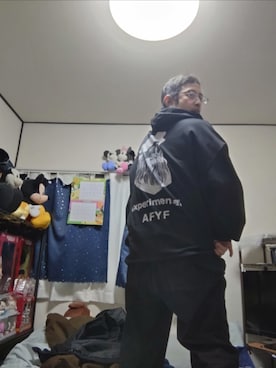 「AFYF（エーエフワイエフ）のプルオーバーパーカー（パーカー、ブラック系）」を使った、astronomicalloveさん（メンズ・169cm）の春コーディネート