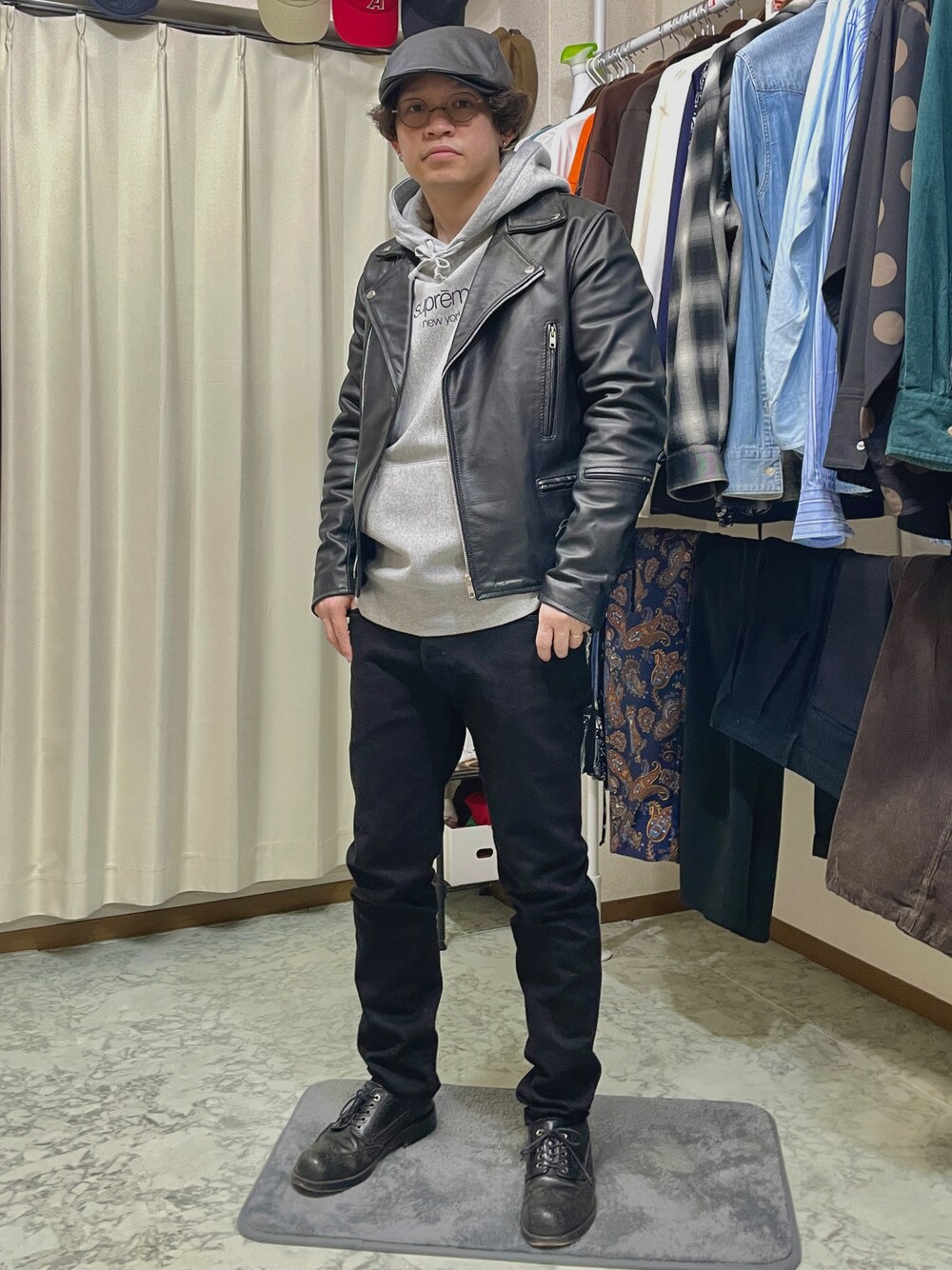「メガネ男子、低身長コーデ、ブラックコーデ、パーカーコーデ」｜「Levi'sのアイテム（デニムパンツ、ブラック系）」を使った、kenbuntonkentoさん（メンズ・162cm）の冬コーディネートの1枚目の写真