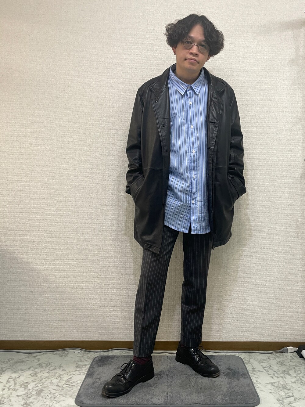 「ストライプ、今日のコーデ、古着コーデ、レザージャケット、メガネ男子、低身長男子」｜「POP TRADING COMPANYのPOP TRADING COMPANY / ポップトレーディングカンパニー STRIPED LOGO SHIRT IN BLU（シャツ/ブラウス、ブルー系）」を使った、kenbuntonkentoさん（メンズ・162cm）の冬コーディネートの1枚目の写真