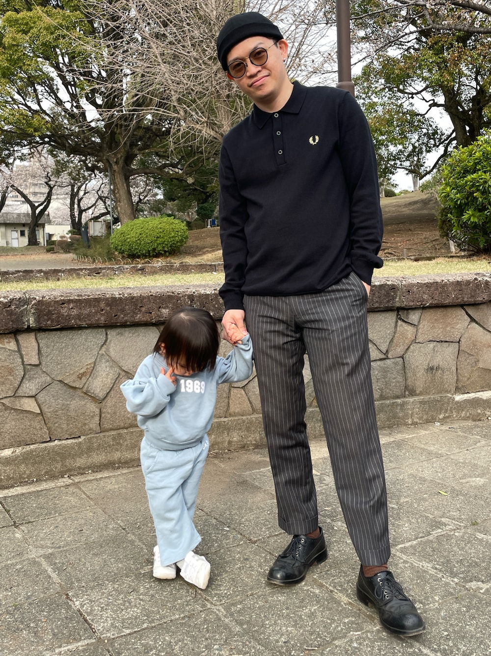 「古着MIX、春めき満開コーデ、シンプルスタイル、ストライプ、ストライプパンツ」｜「FRED PERRYの【FRED PERRY / フレッドペリー】CLASSIC KNITTED SHIRT LS（ニット/セーター、ブラック系）」を使った、kenbuntonkentoさん（メンズ・162cm）の春コーディネートの1枚目の写真