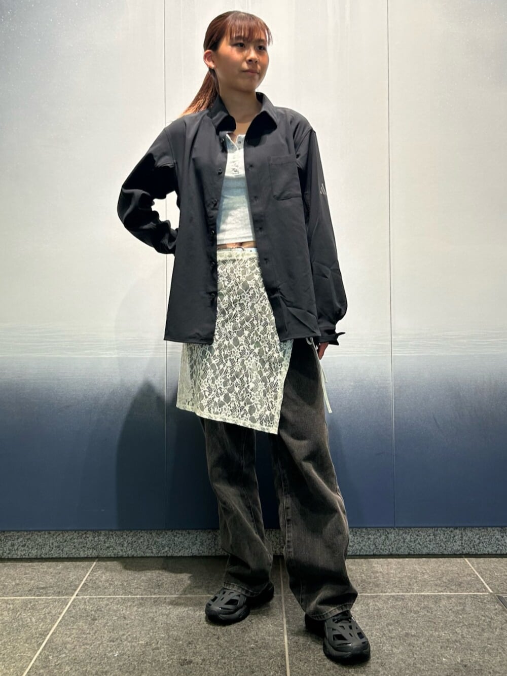 「adidas、アディダス、スポーツウェア、スポーツ、スーツ、ステラマッカートニー、Stella McCartney、シャツ、ワイシャツ」｜「adidasのプレミアム レギュラーフィット ダブルウィーブ ボタン付き長袖シャツ / アディダス adidas（シャツ/ブラウス、ブラック系）」を使った、TMさん（レディース・166cm）の春コーディネートの1枚目の写真