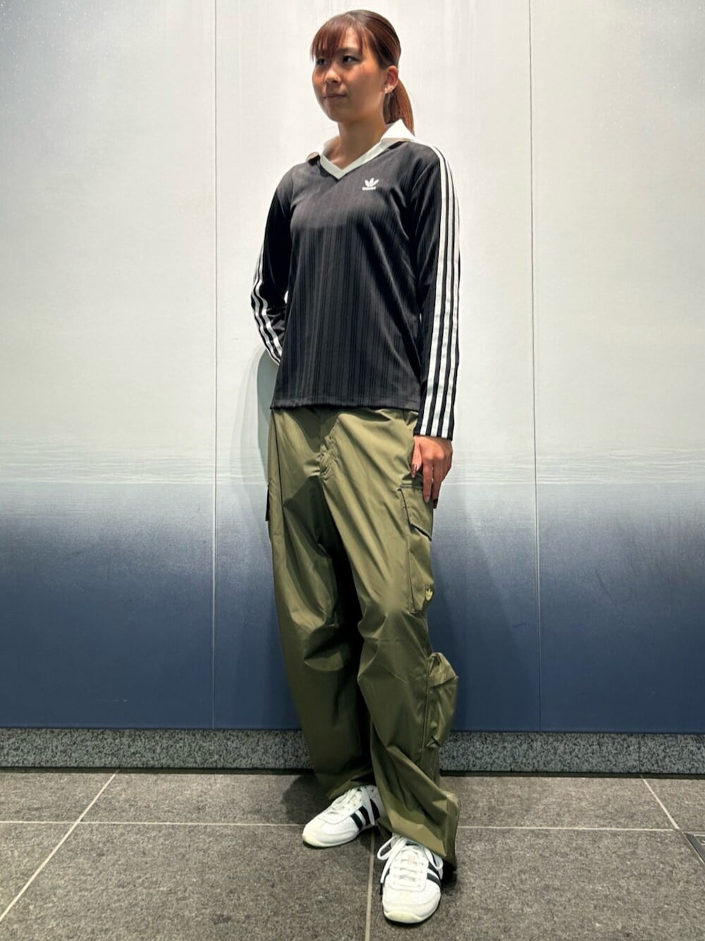 「adidas、アディダス、adidas originals、アディダスオリジナルス、スニーカー、カーゴパンツ、Japan、ポロシャツ」｜「adidasのアディカラー フットボール ジャカード Vネック 長袖ポロシャツ / アディダスオリジナルス adidas Originals（ポロシャツ、ブラック系）」を使った、TMさん（レディース・166cm）の春コーディネートの1枚目の写真