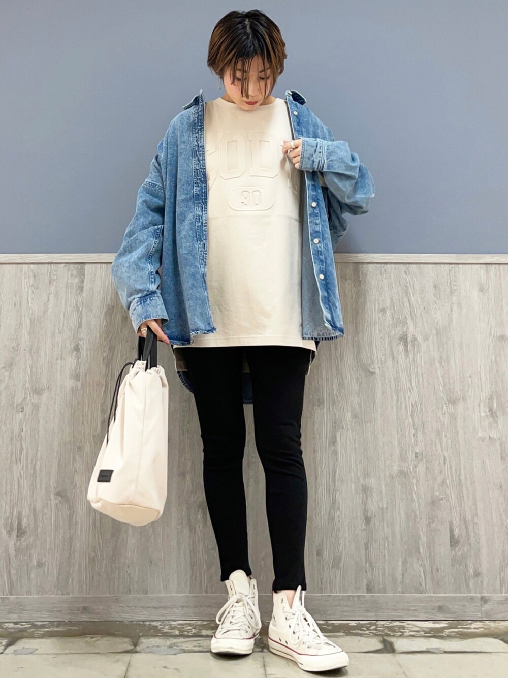 ブラック系のその他パンツ、ホワイト系のショルダーバッグ、ベージュ系のTシャツ/カットソーを着用したレディースの秋コーディネートの1枚目の写真