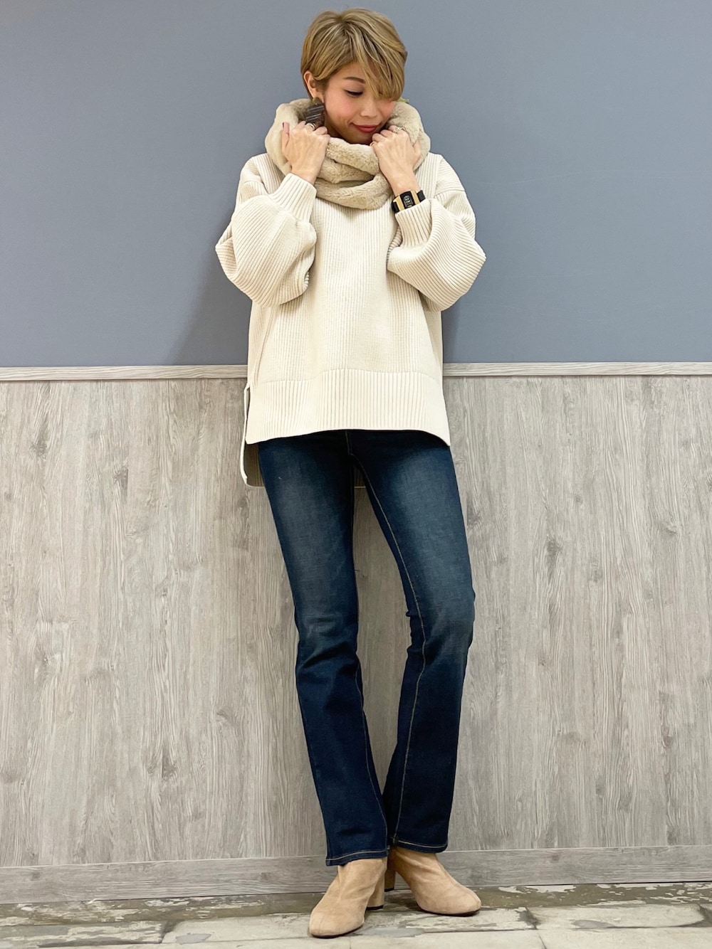 ホワイト系のニット/セーター、ブルー系のその他パンツを着用したレディースの秋コーディネートの1枚目の写真