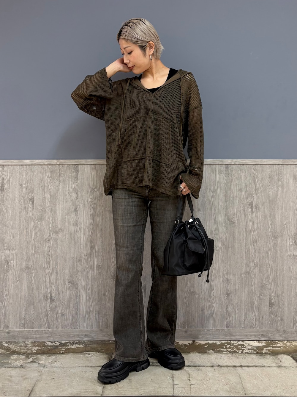ブラウン系のTシャツ/カットソー、ブラック系のタンクトップ、ブラウン系のその他パンツを着用したレディースの秋コーディネートの1枚目の写真