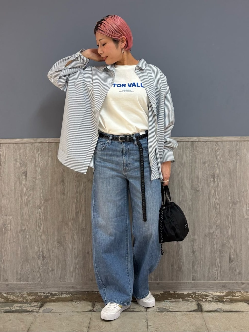 ホワイト系のシャツ/ブラウス、ホワイト系のTシャツ/カットソー、ブルー系のデニムパンツを着用したレディースの春コーディネートの1枚目の写真