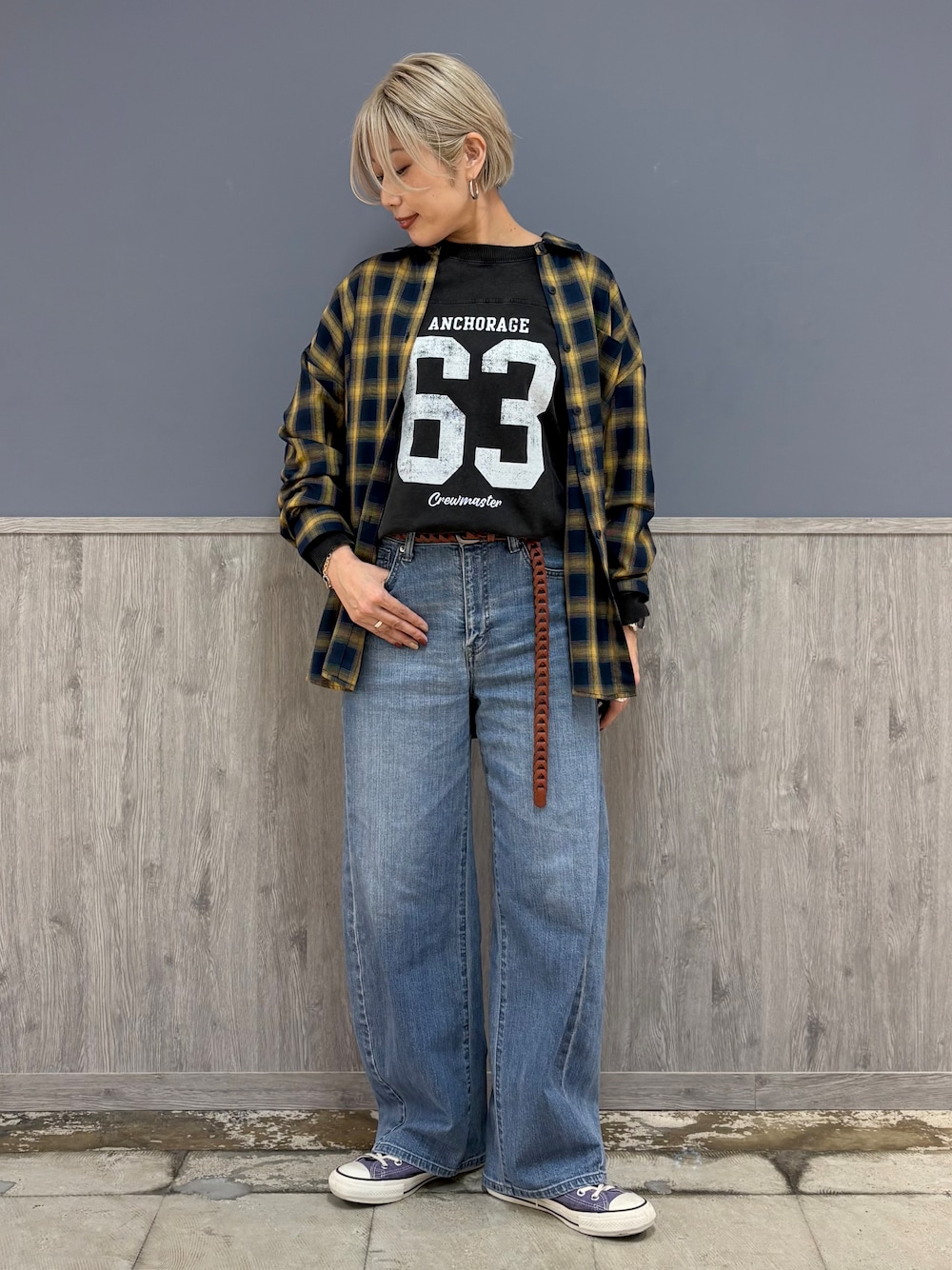 ブルー系のシャツ/ブラウス、グレー系のTシャツ/カットソー、ブルー系のデニムパンツを着用したレディースの秋コーディネートの1枚目の写真
