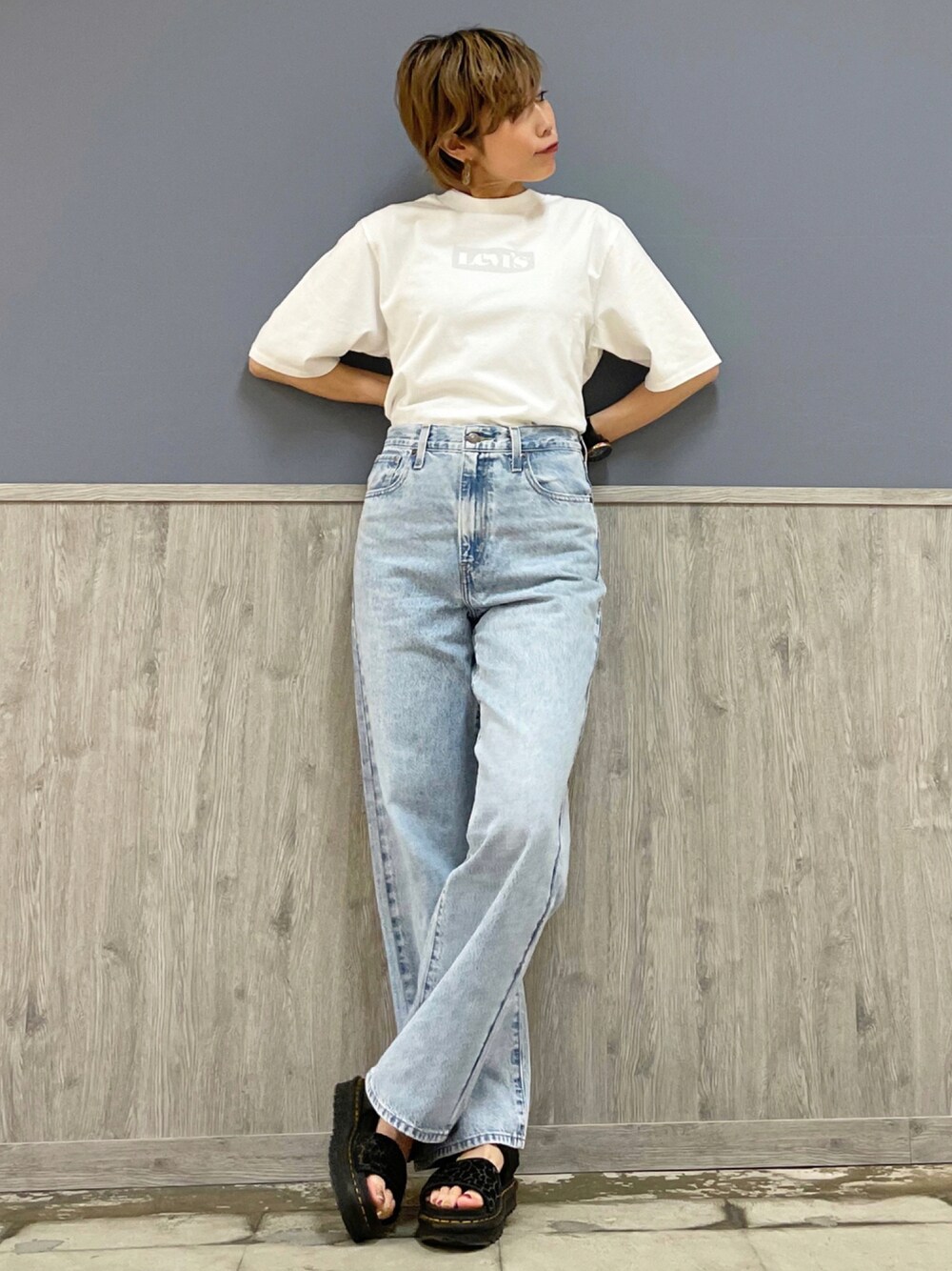 ホワイト系のTシャツ/カットソー、ブルー系のデニムパンツ、ブラック系のサンダルを着用したレディースの夏コーディネートの1枚目の写真