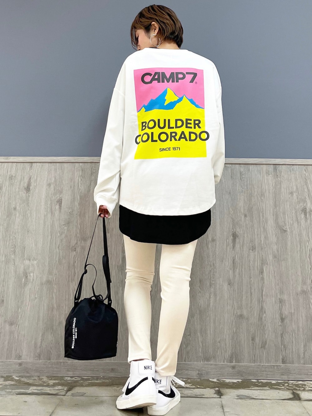 ブラック系のショルダーバッグ、ブラック系のTシャツ/カットソー、ホワイト系のその他パンツを着用したレディースの秋コーディネートの1枚目の写真