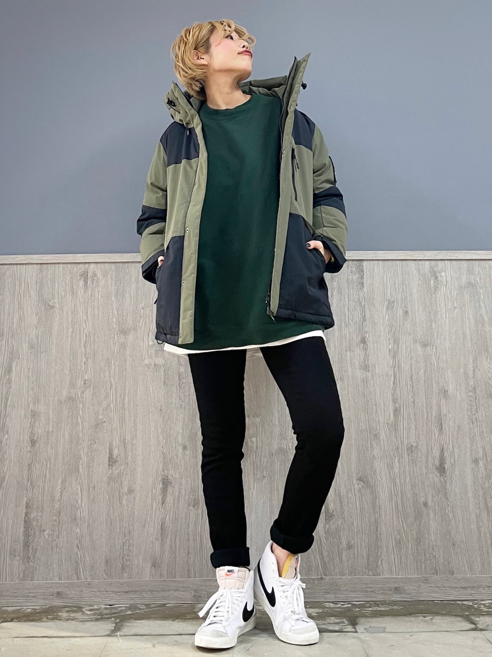 ブラック系のその他パンツ、グリーン系のTシャツ/カットソー、グリーン系のダウンジャケット/コートを着用したレディースの秋コーディネートの1枚目の写真