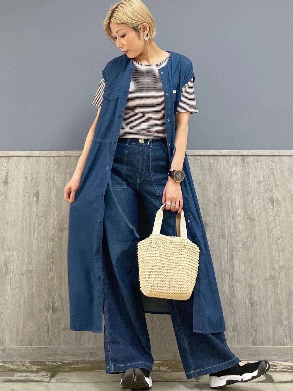 ベージュ系のショルダーバッグ、ブルー系のデニムパンツ、ブラウン系のTシャツ/カットソーを着用したレディースの夏コーディネートの1枚目の写真