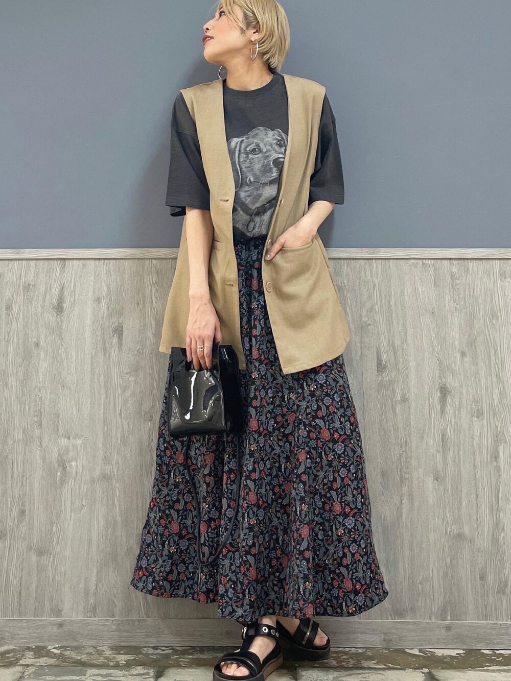 ブラック系のTシャツ/カットソー、ベージュ系のベスト、ブラック系のショルダーバッグを着用したレディースの春コーディネートの1枚目の写真