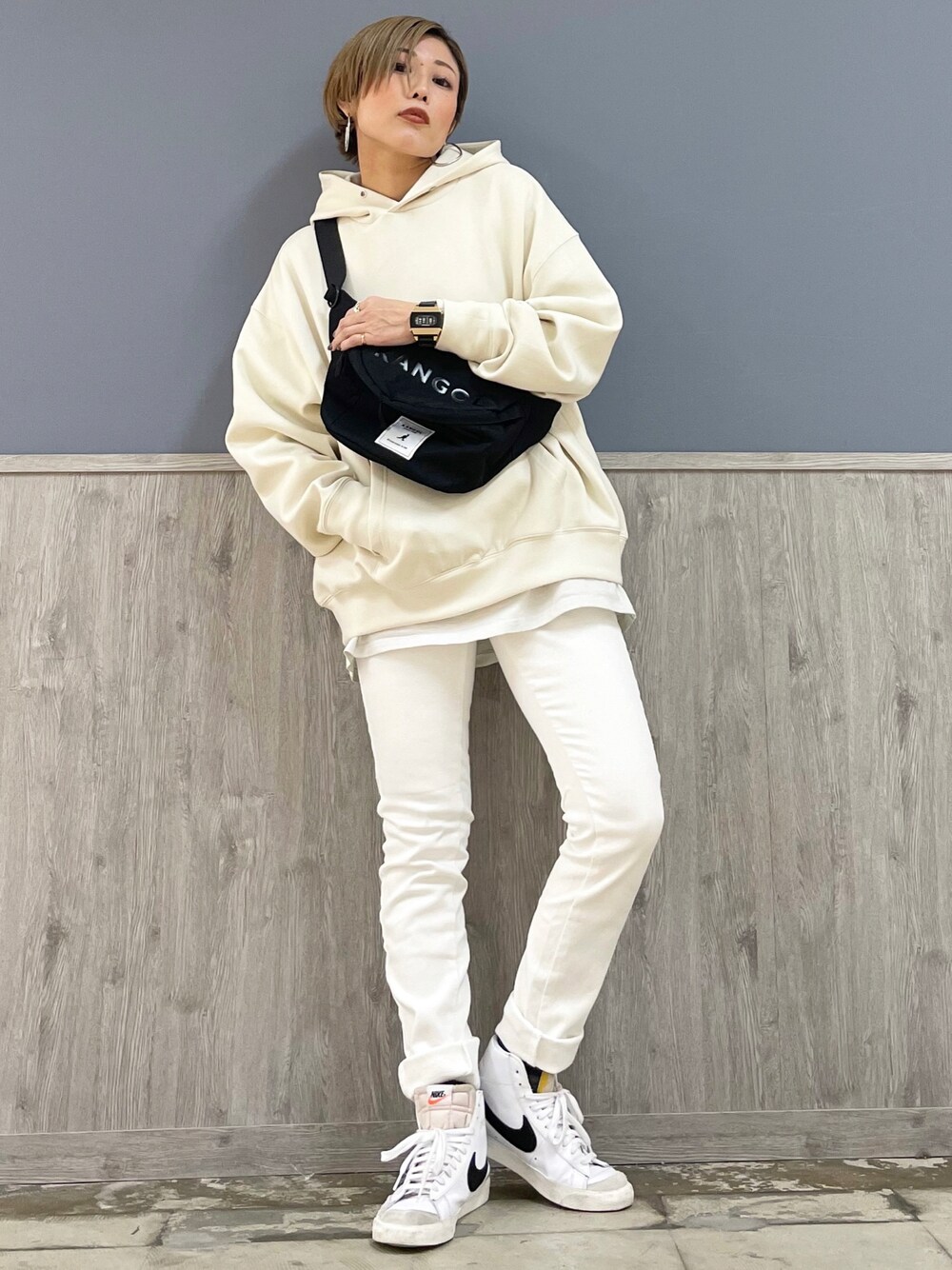 ホワイト系のその他パンツ、ホワイト系のパーカー、ホワイト系のTシャツ/カットソーを着用したレディースの冬コーディネートの1枚目の写真