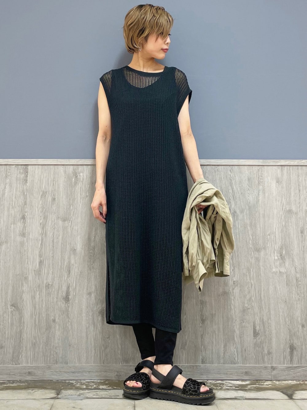 ブラック系のワンピース、パープル系のシャツ/ブラウス、ブラック系のその他パンツを着用したレディースの夏コーディネートの1枚目の写真
