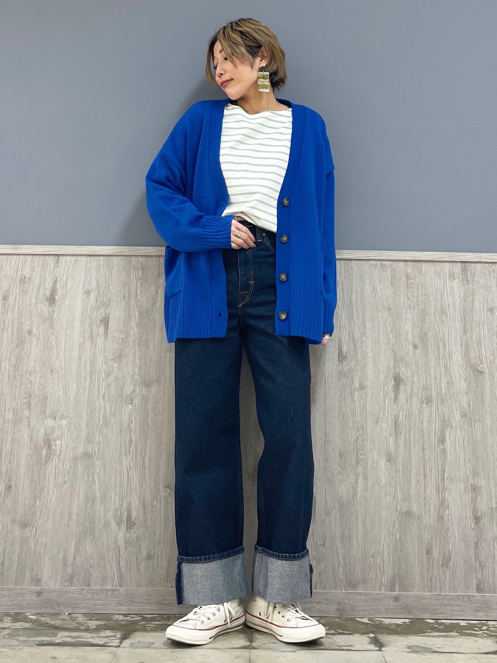 グリーン系のTシャツ/カットソー、ブルー系のカーディガン/ボレロ、ブルー系のデニムパンツを着用したレディースの冬コーディネートの1枚目の写真