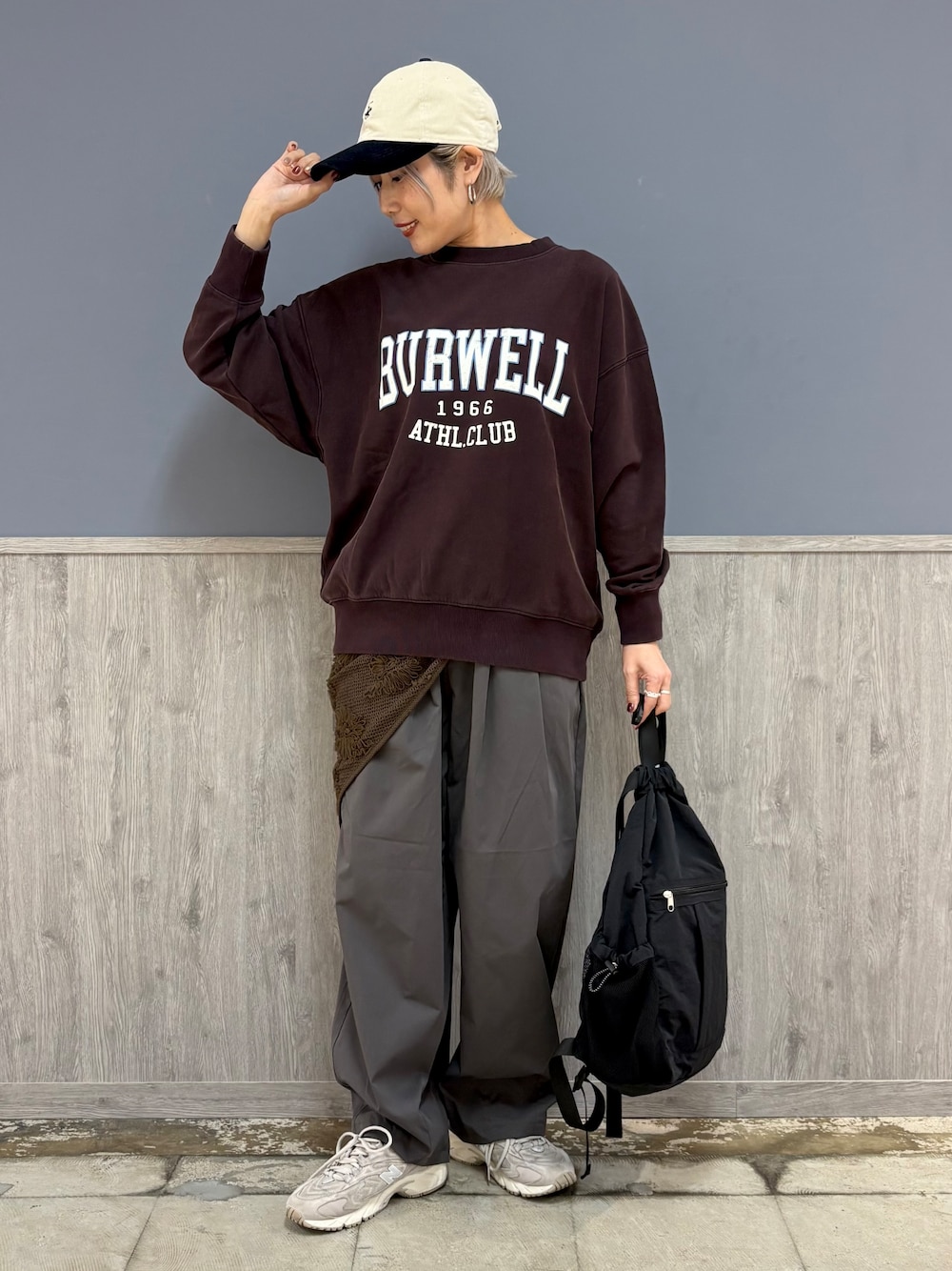 レッド系のスウェット、グレー系のその他パンツ、ブラック系のバックパック/リュックを着用したレディースの秋コーディネートの1枚目の写真