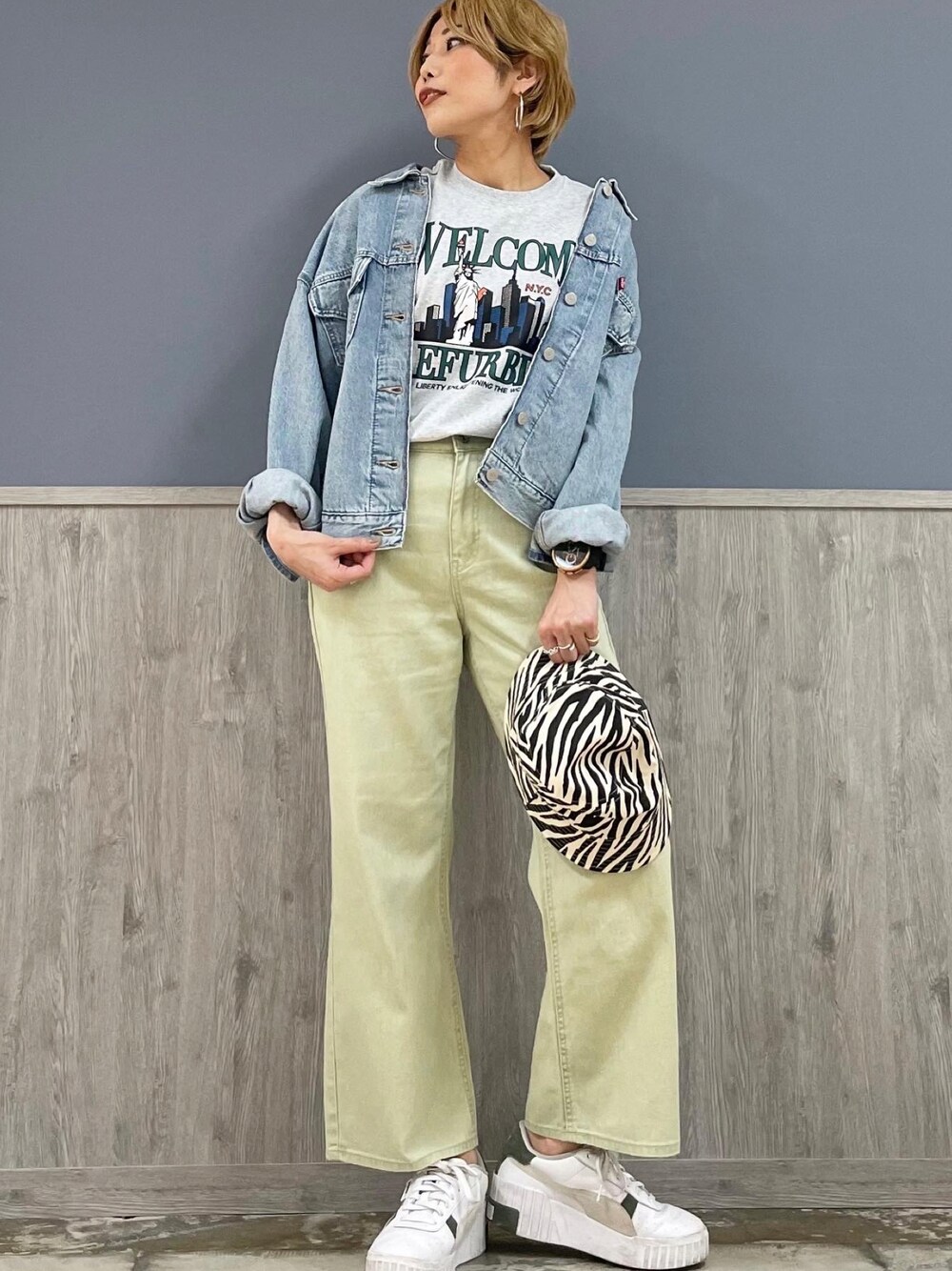 グリーン系のデニムパンツ、グレー系のTシャツ/カットソー、ブルー系のデニムジャケットを着用したレディースの春コーディネートの1枚目の写真